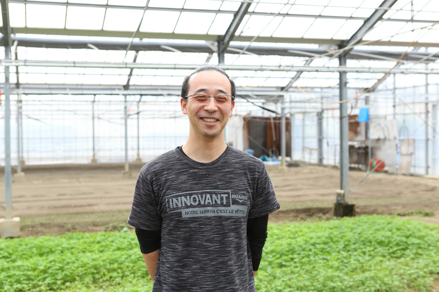 「まだ世に広まっていない新しい野菜だと聞いたときはワクワクしました」と、当時を振り返る石塚さん。ハウスの中の青々としたメティは石塚さんが育てたものだ。