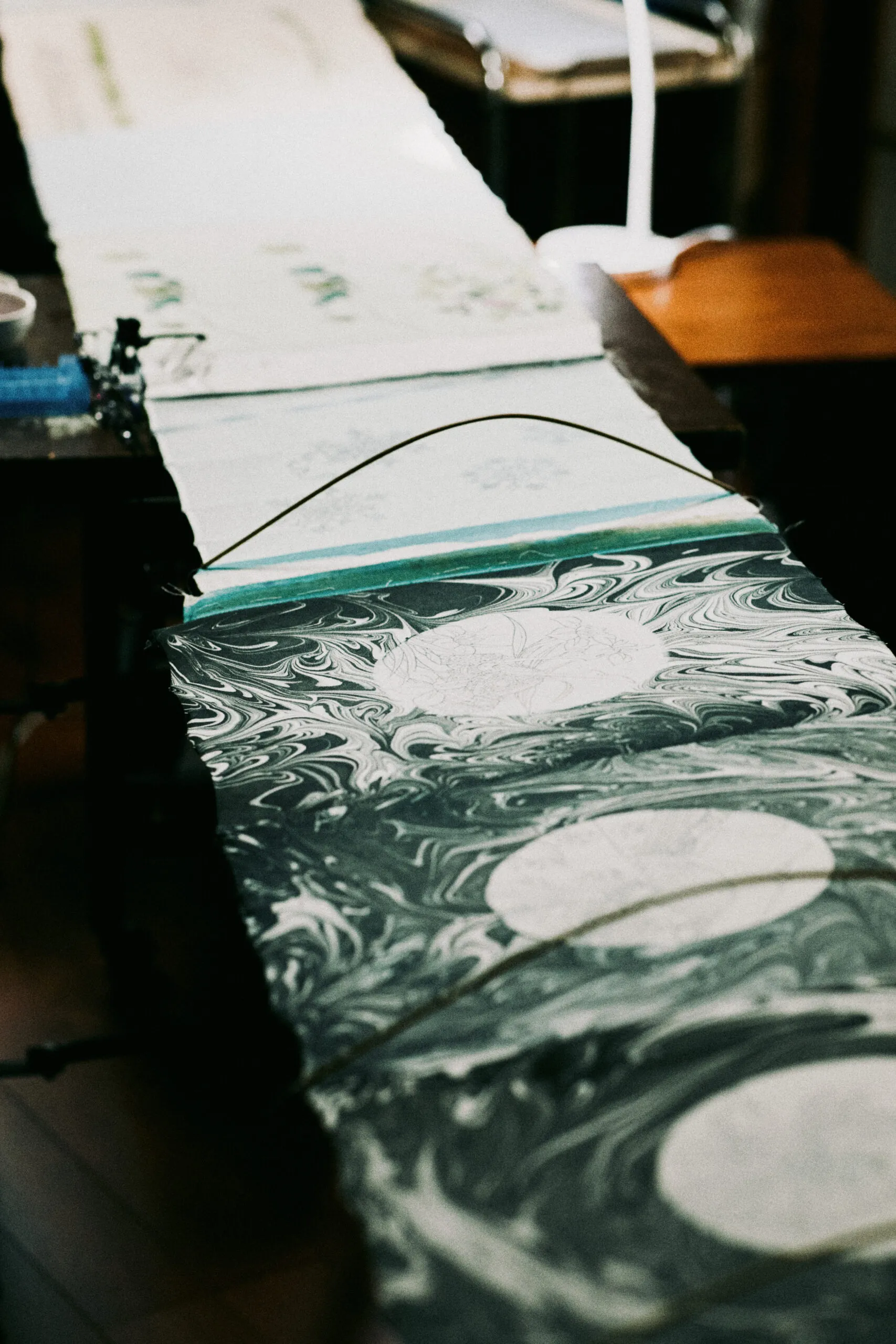 墨流し染め×友禅の作品作りも続けている。丸く抜いた墨流し染めに季節のモチーフを描き、糸目糊置きまで終えた状態。細かいモチーフほど気力も体力も必要！