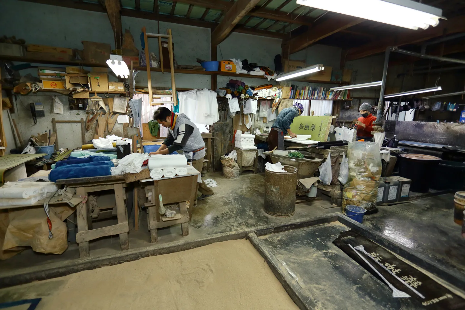 村井染工場内にある作業場。入社して間もない新人職人から20年働くベテランまで、9名の職人が手ぬぐいづくりを担当する。