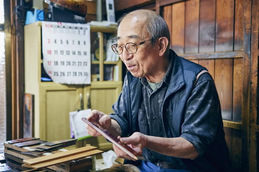 数々の逆境に立たされながらも「今またここに座って作業ができることがありがたい」と語る山口さん。