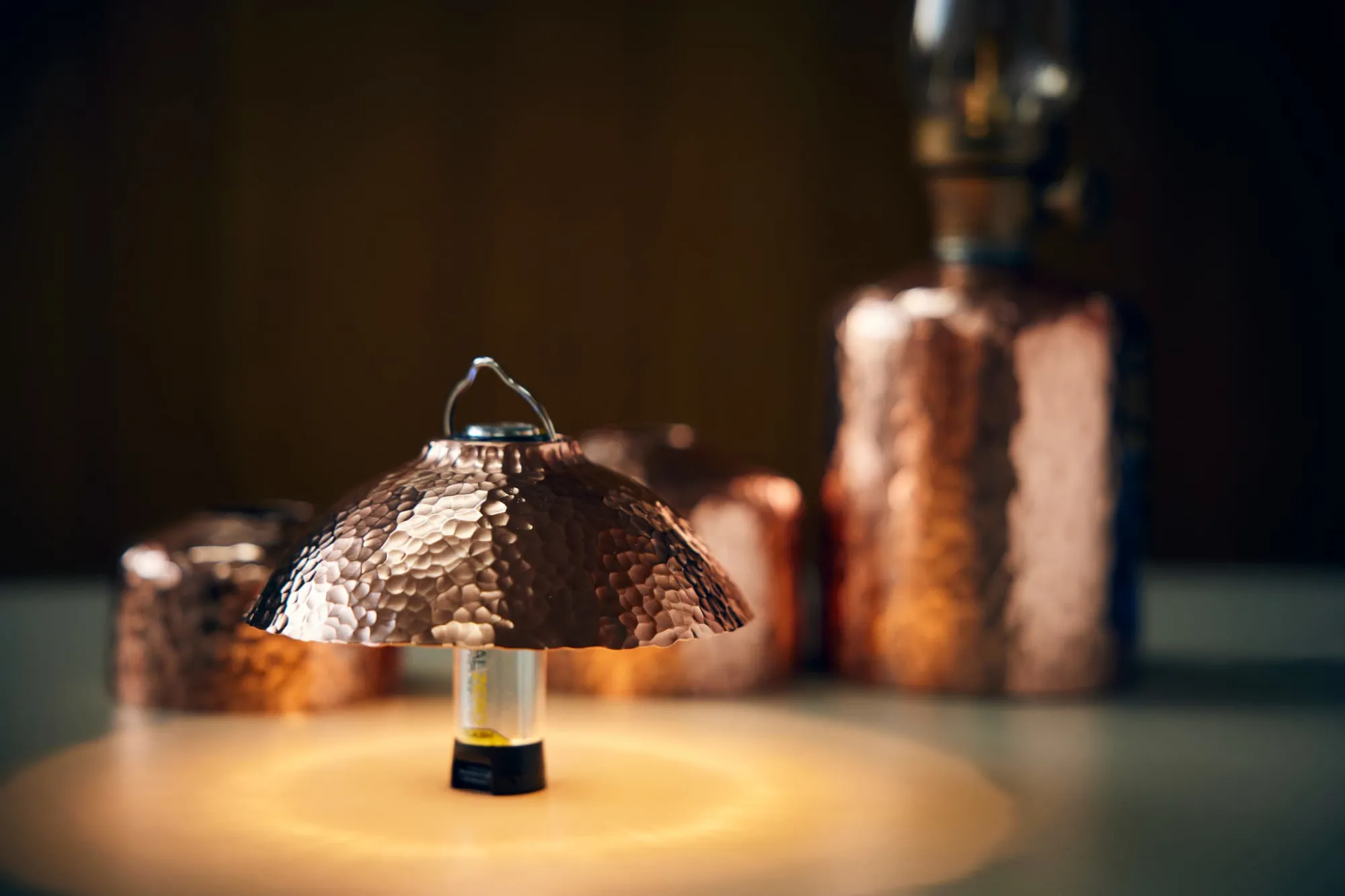 LAMP SHADE for goal zero_銅：槌目　職人の手作業で、ひとつひとつ叩いて施した槌目デザインが美しく、あたたかみのある光がキャンプシーンを盛り上げてくれる。