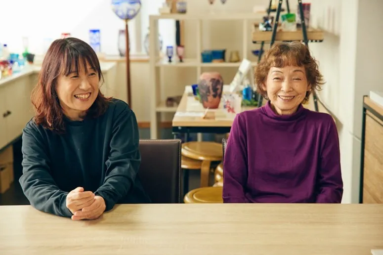 「ガラス製品作りが楽しくてしょうがない」と語る中村弘子さん（右）とそんな母を支える娘の岩渕道子さん