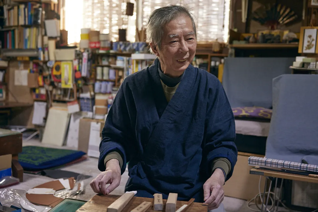 江戸扇子職人の松井宏さん。30もの工程をテンポよく、軽やかにこなす。