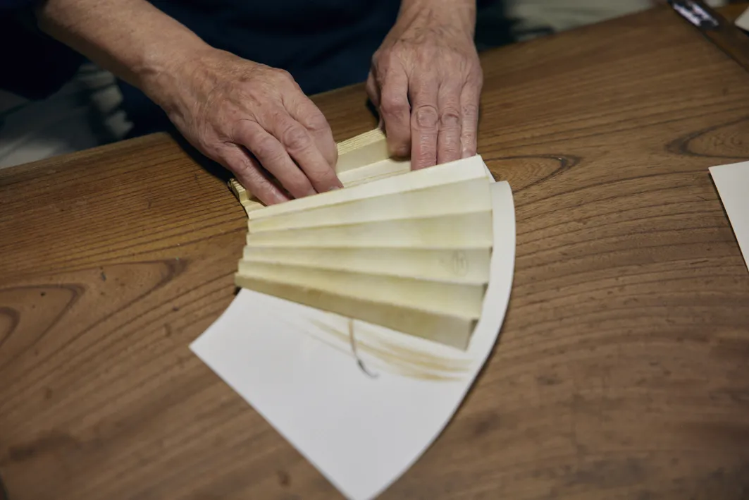 「折り」の作業。10本の指を器用に、スピーディーに動かしていく。