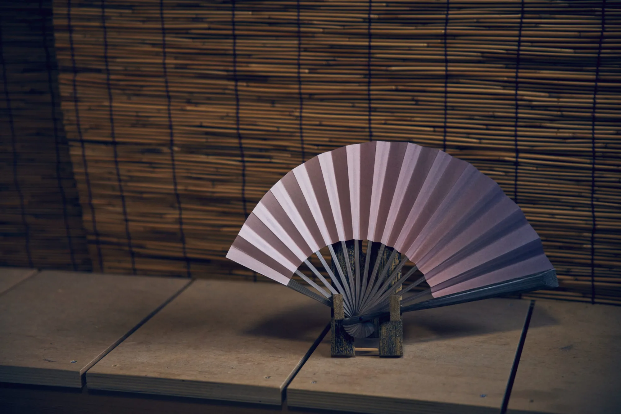 学生とのコラボレーションで開発した「EDO & TOKYO グラデーション扇子」