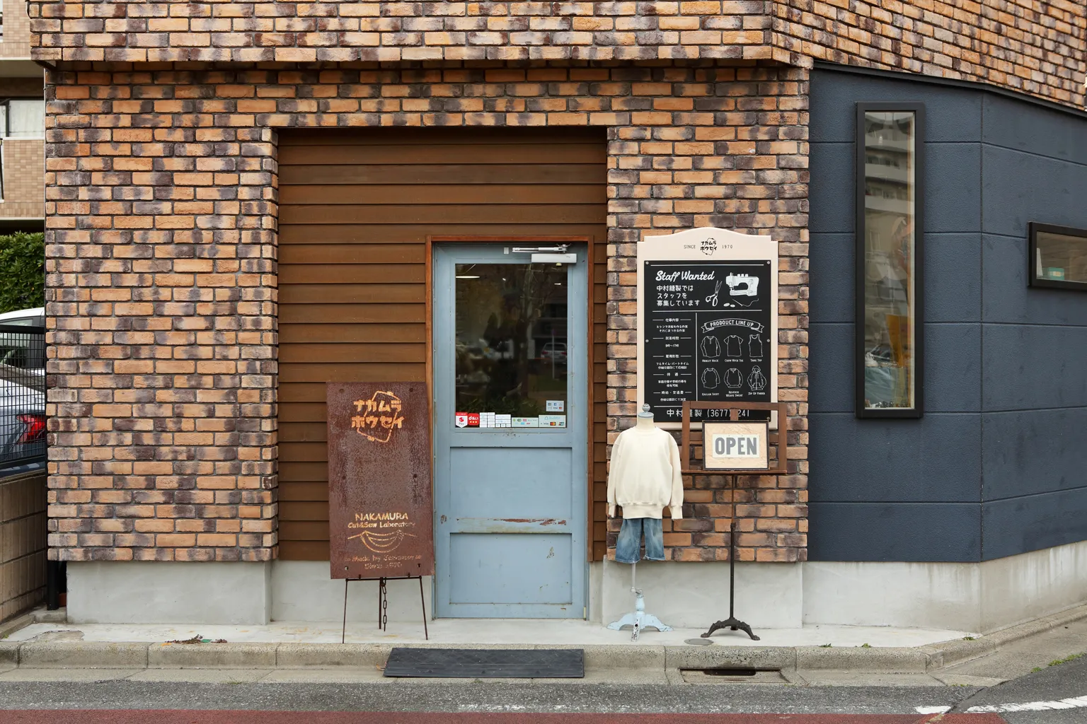 かつてガレージだった場所をリノベーションした『中村縫製 Branch Store：でみせ』。大切にしたくなる服を家族で着られるように、という願いを込めて、一部のアイテムはキッズサイズも展開している。