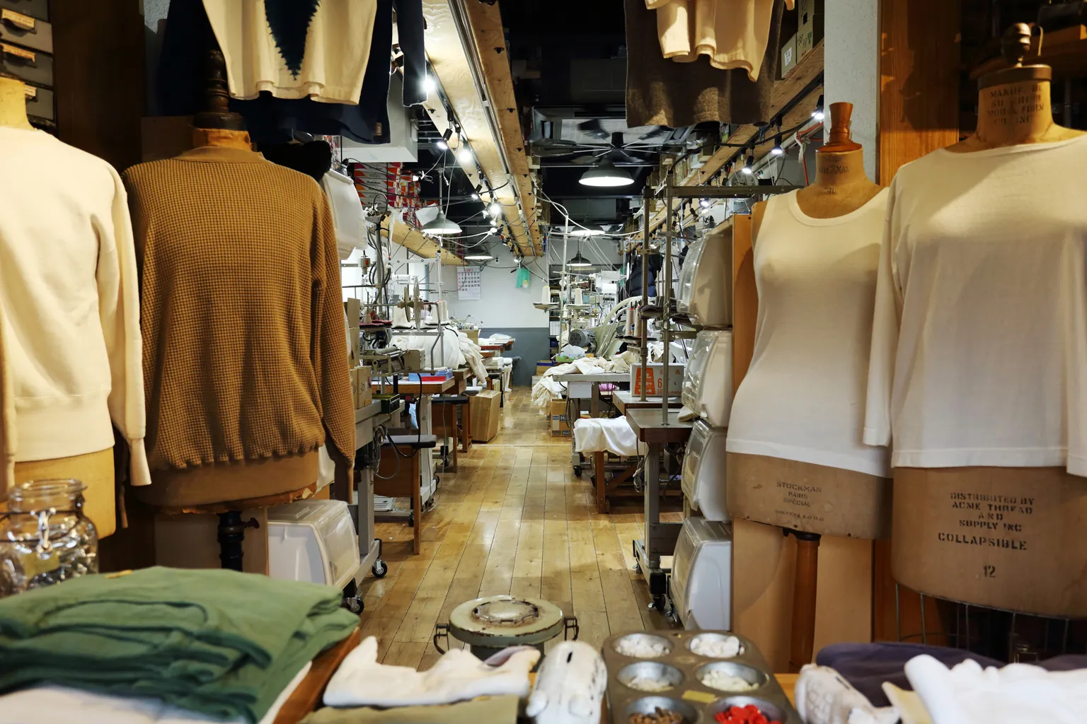 「縫製工場が見える店」というコンセプトは、アパレルに勤め、現場の流通や販売事情に詳しい妻との共同発案だったのだとか。現在は縫製職人のひとりとして生産を支える頼もしいメンバーだ。