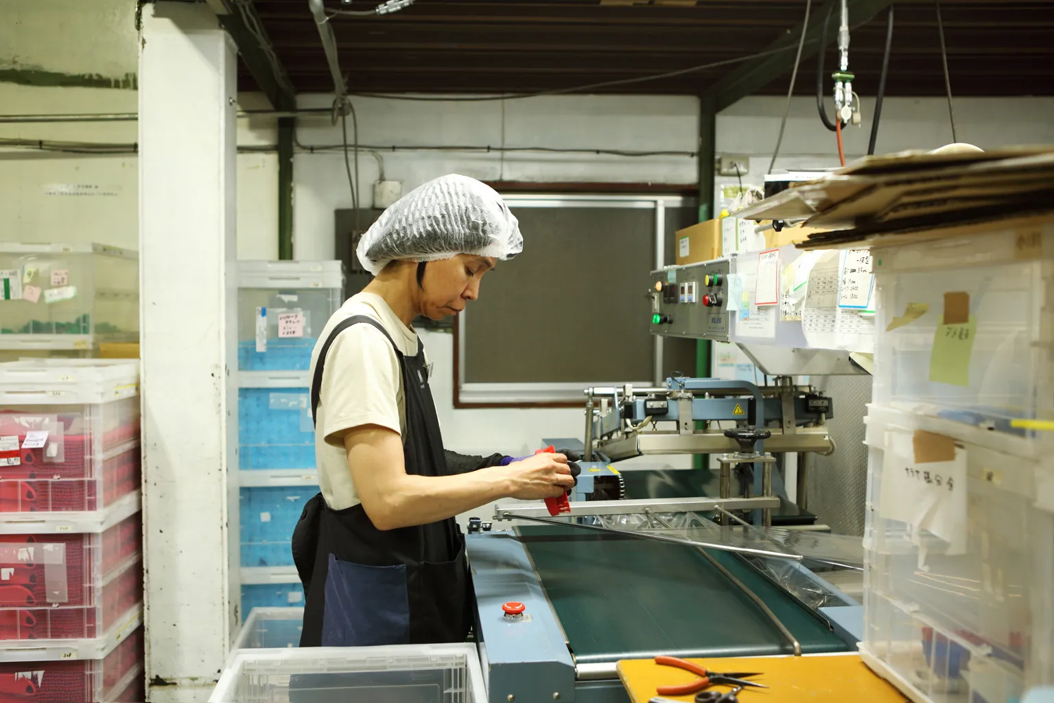 目視で丁寧に製品の状態をあらため、付着物などがないか確認しながら、梱包を行っていく。