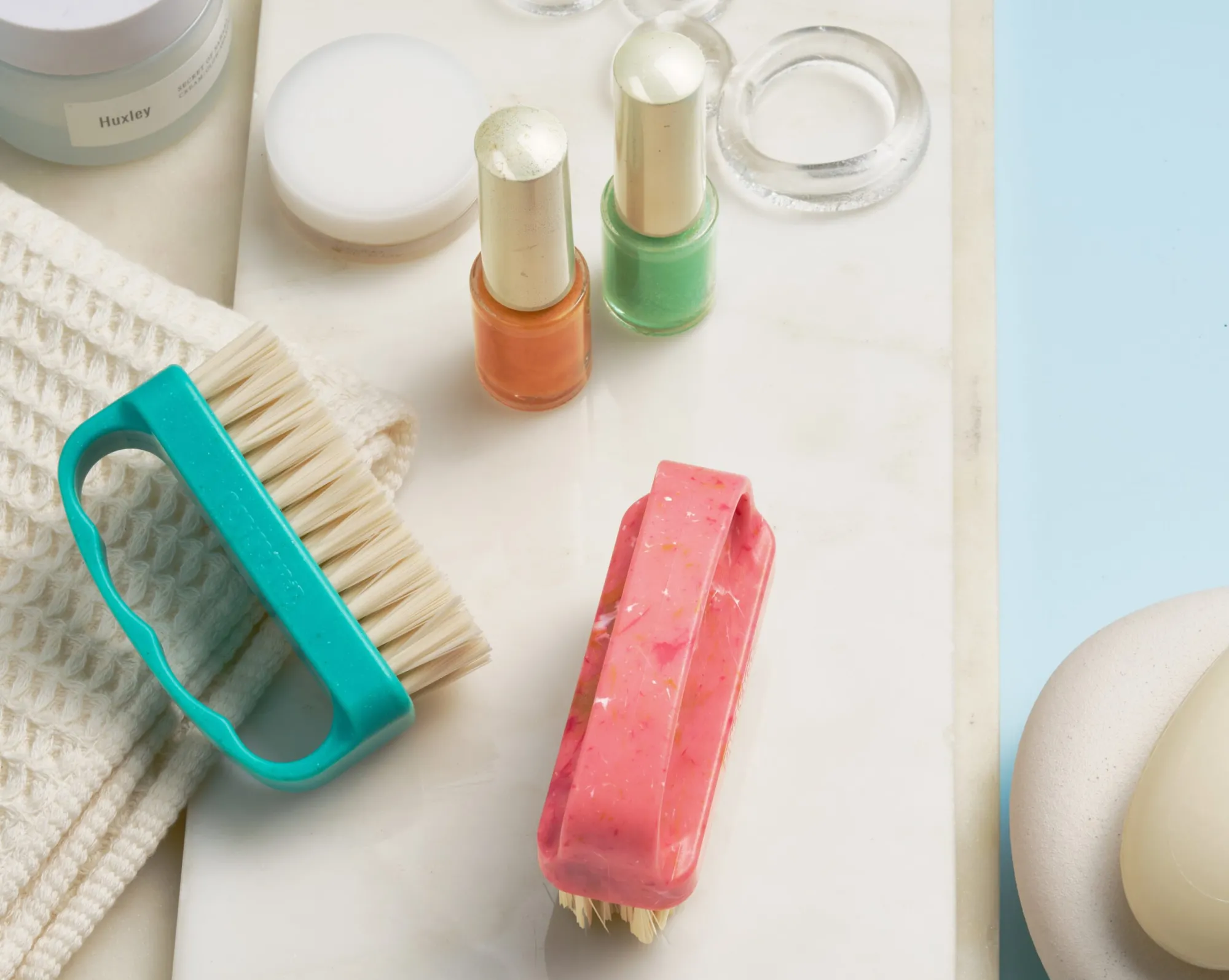 「CRASOU」シリーズのひとつであるネイルブラシ。持ち手に再生プラスチックを使用し、手にも地球にも優しい商品。えどコレ！オンラインストアでも発売中。