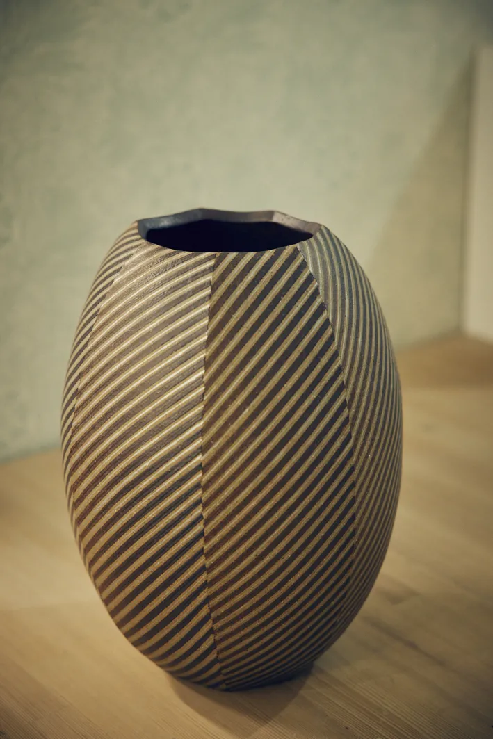 小岩の土をふんだんに使った花器。伝統的で素朴な茶色い色味に、斜めに入る白いストライプ柄が、モダンさを感じさせる。