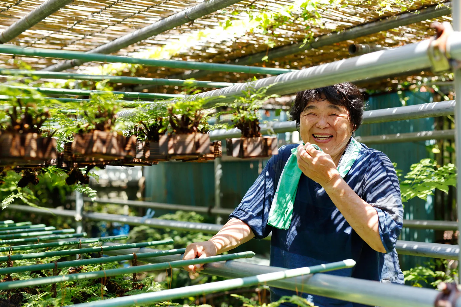 千葉県流山市で生まれた深野さん。萬園に嫁いでから、創業者である義父の手元を見て学びながら技術を習得。2代目である夫の故・晃正（てるまさ）さんと共に50年以上にわたって生産を支えてきた。