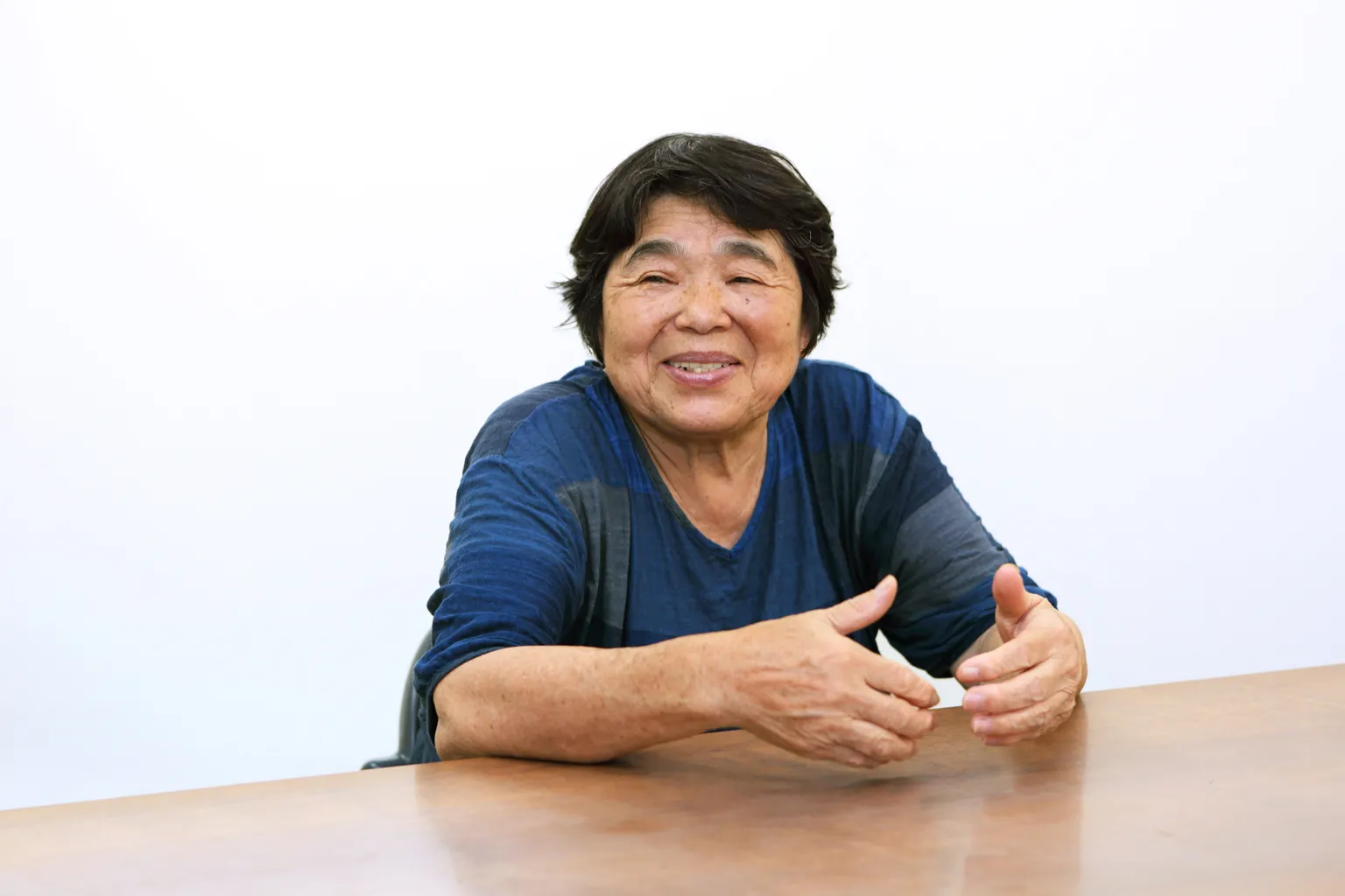 萬園に嫁いでからの日々について、思い出を振り返る深野さん。