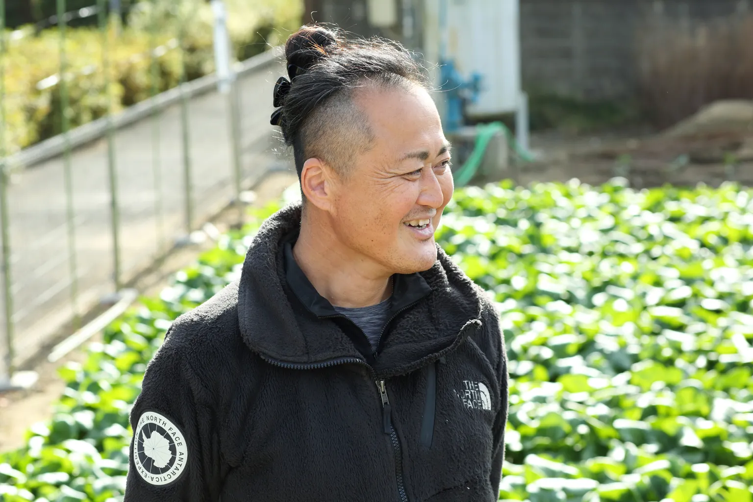 「以前から、都心の百貨店内のスーパーで『門倉農園』の小松菜を見かけ、こんな良い場所に卸しているなんてすごいな、と気になっていたんです」と小原さんは当時を振り返る。
