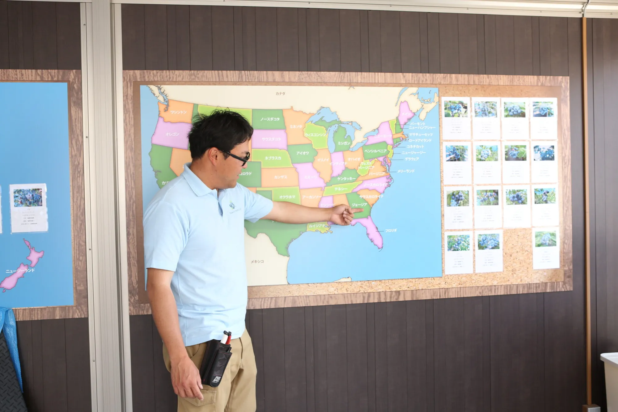 ブルーベリーの産地である北米大陸の地図を参照しながら解説をする矢野さん。
