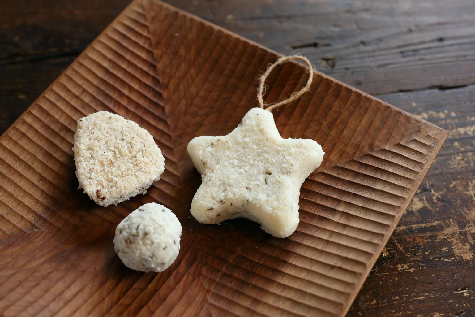 あるワークショップで作ったせっけん。蜂が巣に蜜を貯めて蓋をする、その蓋部分のみを丁寧に精製して作る蜜蝋を使用する。顔を近づけると、はちみつらしい甘い香りがふわりと漂う。