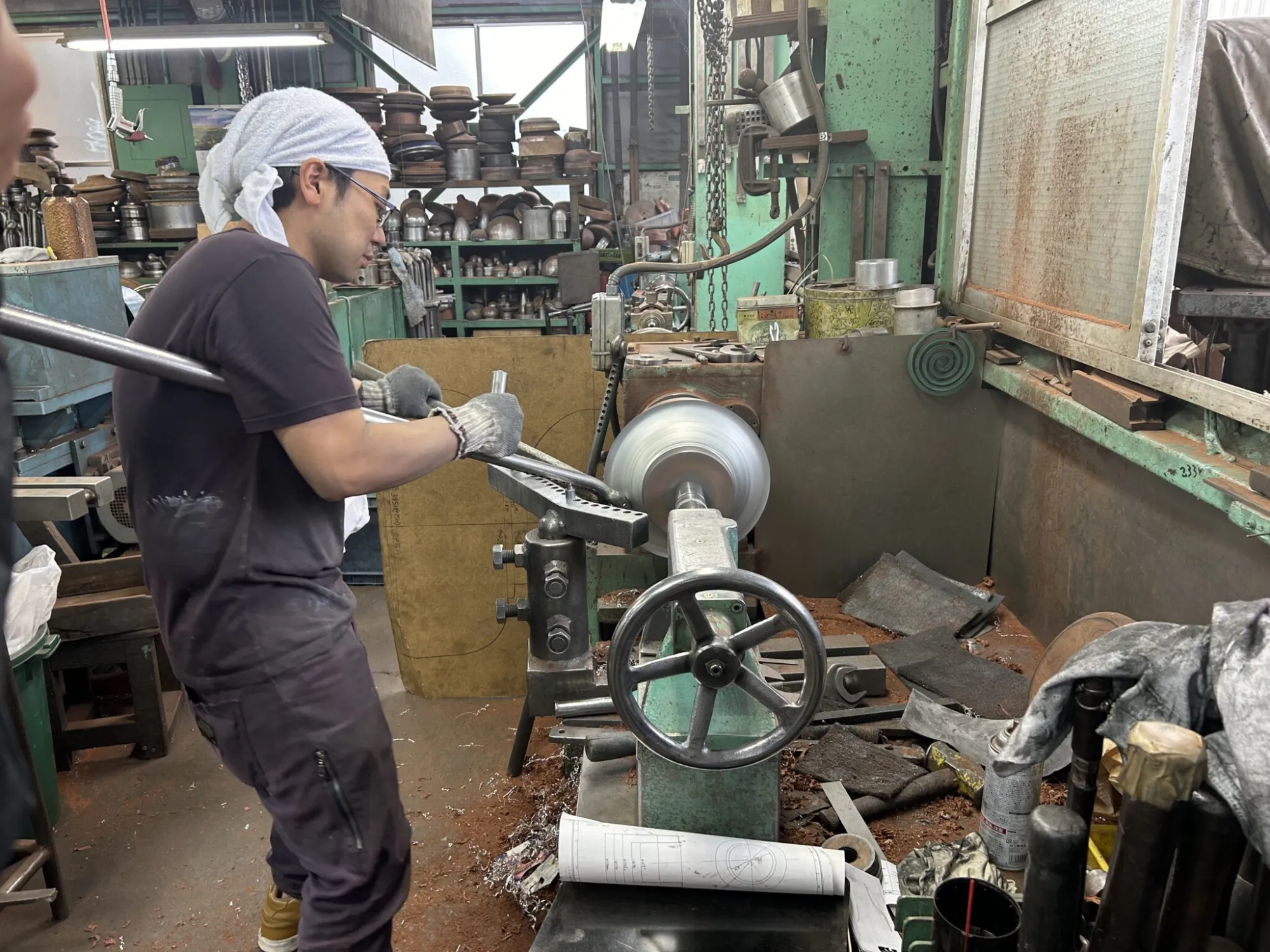 職人さんによる力強い絞り加工風景。