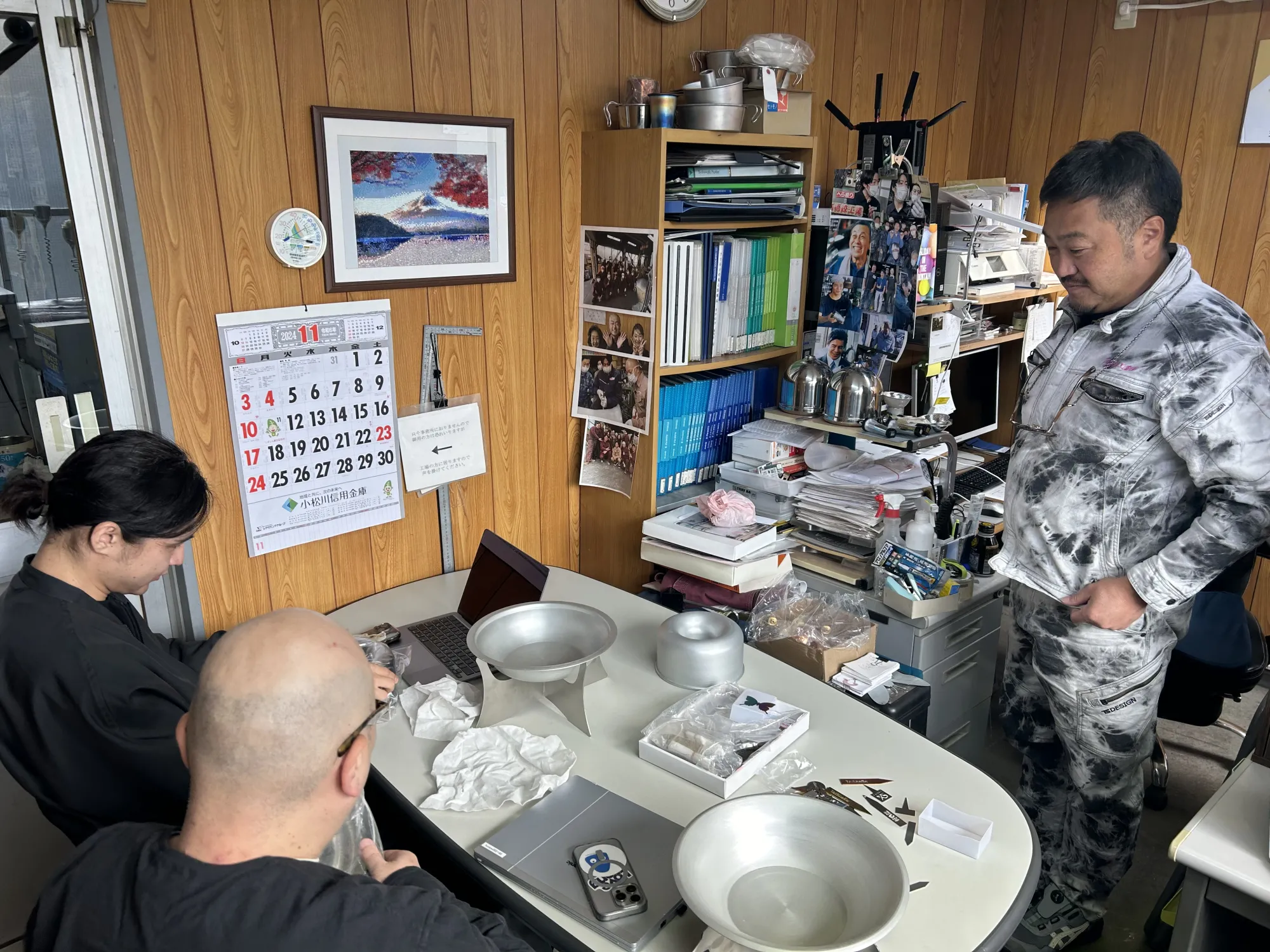 打ち合わせの様子。オリジナルで展開している「TASHIKA」ブランドには髙橋社長のアイデアがぎっしり詰まっています。