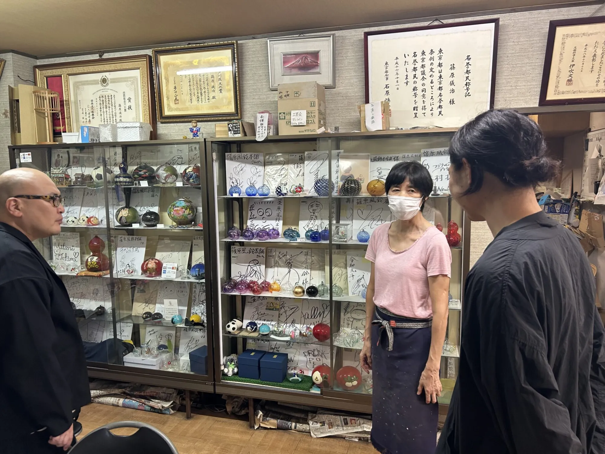 工房には大きさや形、色が異なるさまざまな時代の風鈴が展示されています。有名人もたくさん工房に来て風鈴づくり体験をされたのだとか。