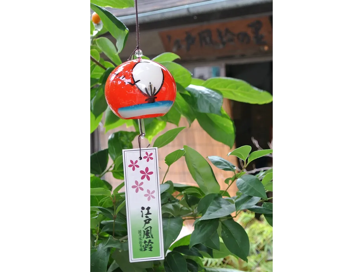 朱色の風鈴は魔除け厄除けの効果があるといわれていました。