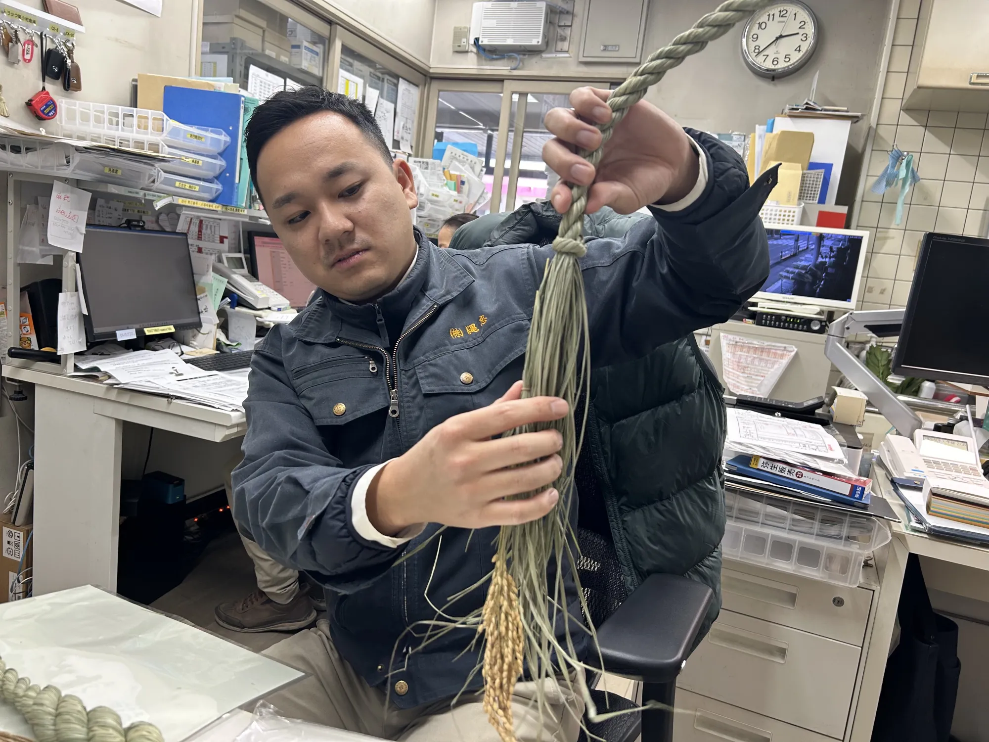 職人さんによる力強い絞り加工風景。