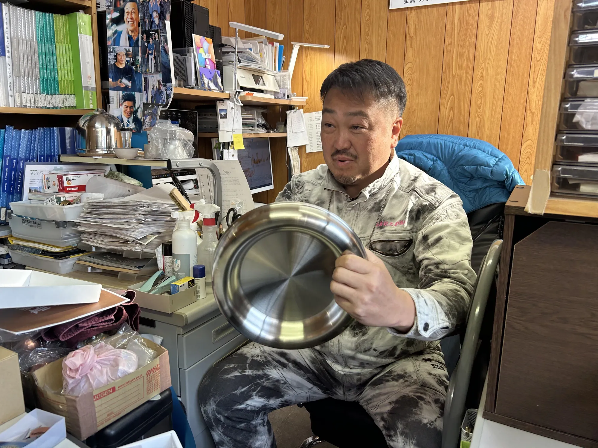 「唯一無二のドッグトレーを作ります」と力を込めて語る髙橋社長。
