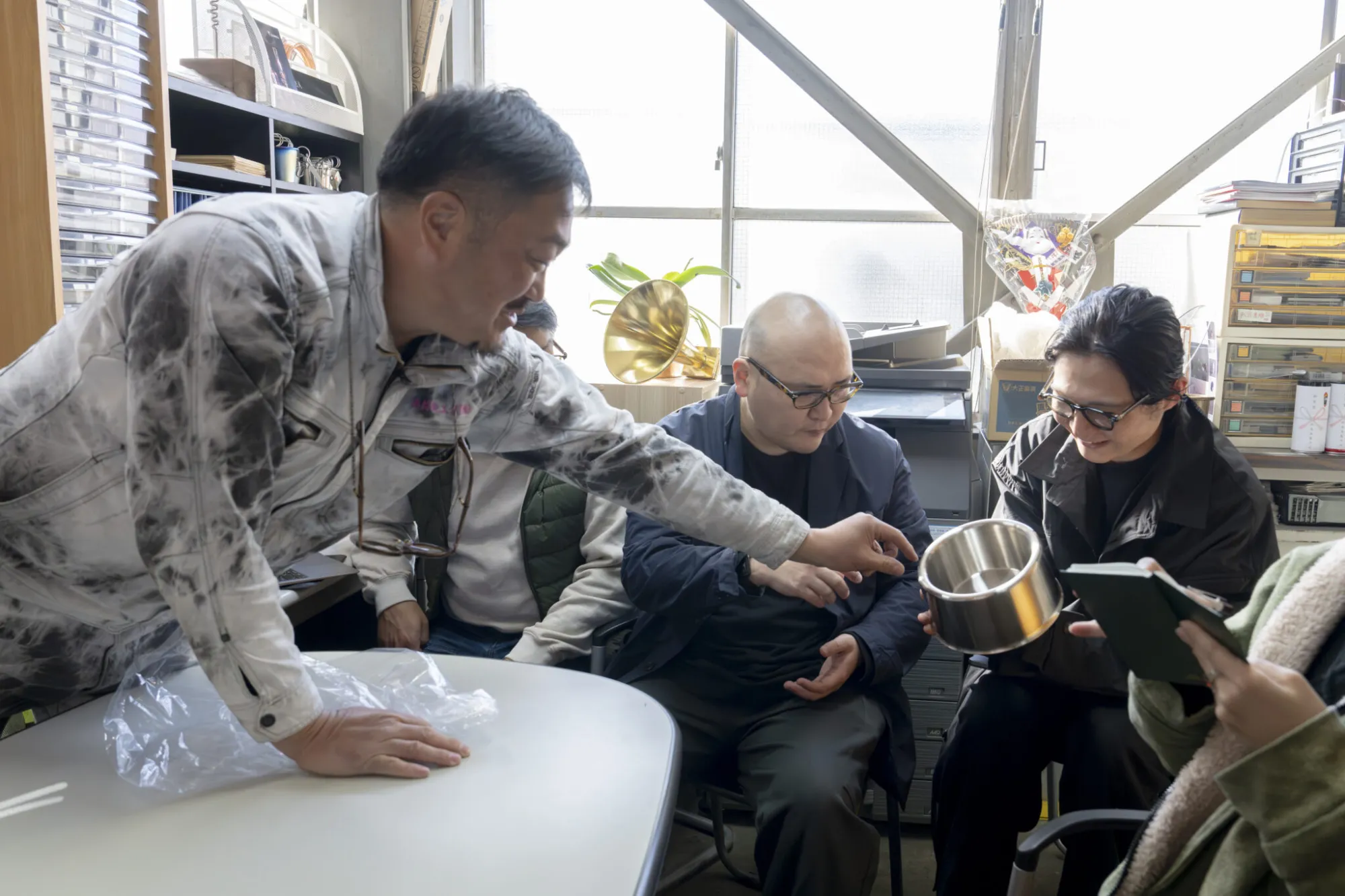 手に取ると、ずっしりとした重みが。「ワンちゃんが勢いよくご飯を食べても大丈夫！」と髙橋さん。