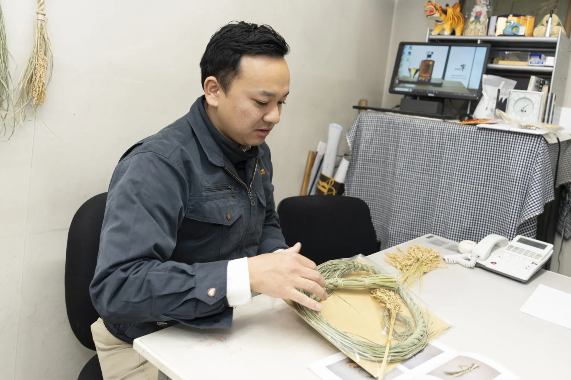 キットの内容を、実際にパッケージに入れる首代さん。