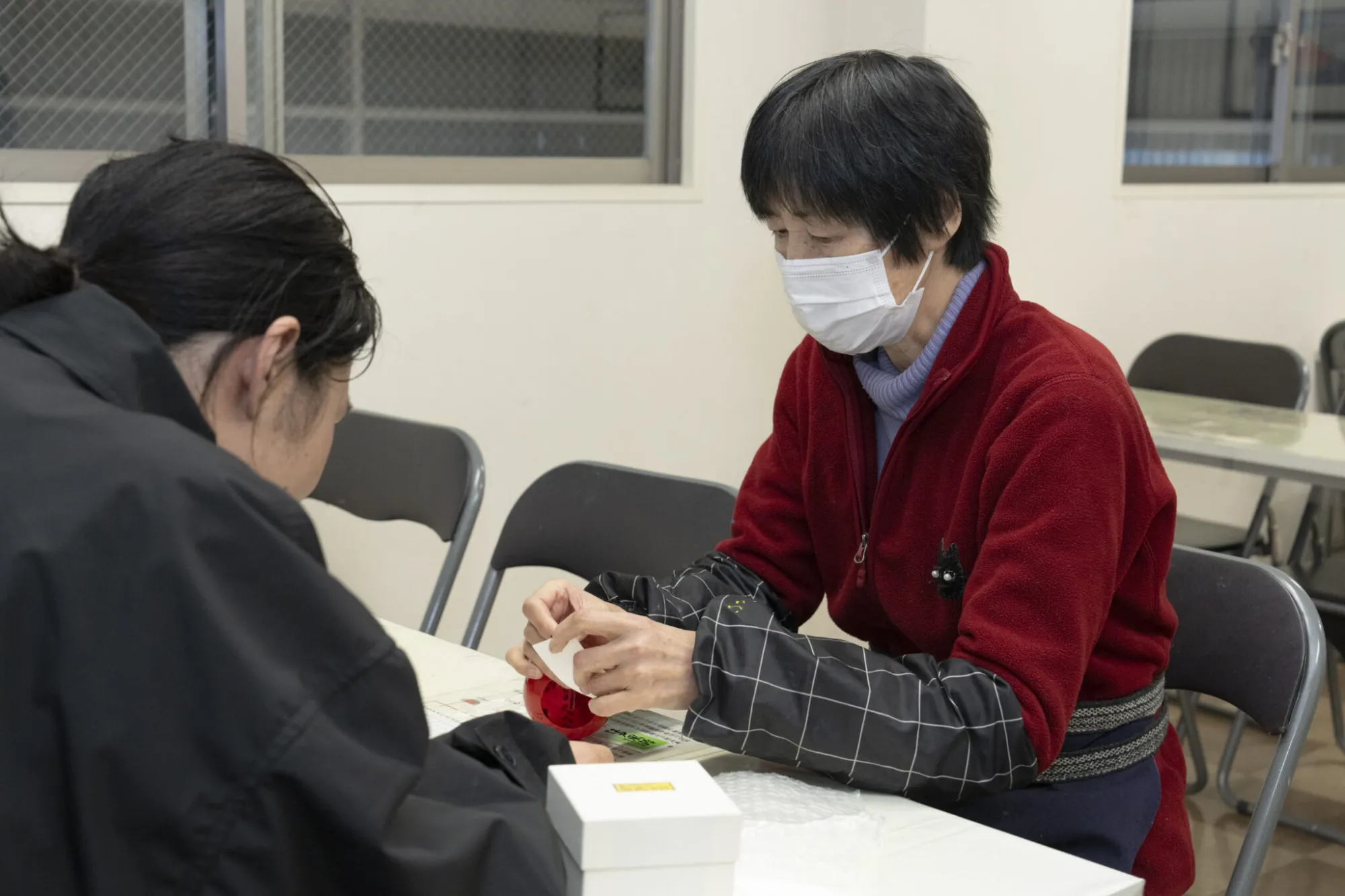 風鈴に付ける短冊の大きさや紙質を篠原さん（右）と一緒に選びます。