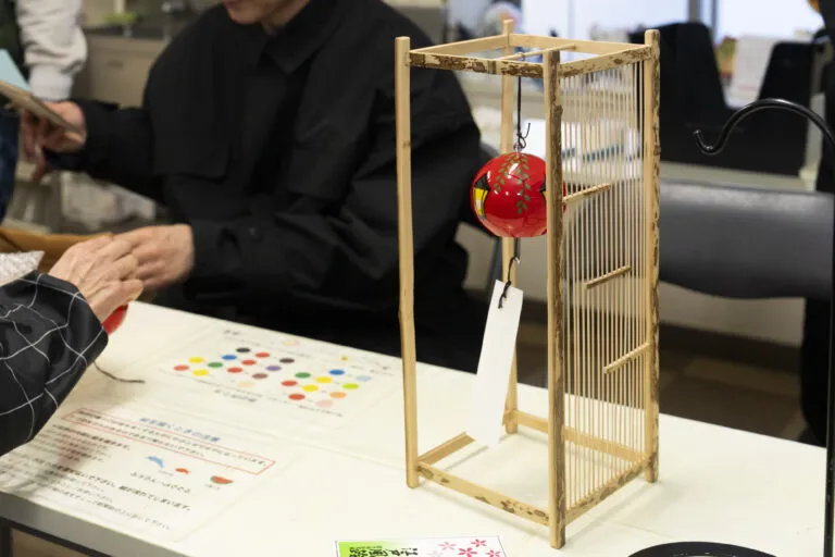 篠原風鈴本舗オリジナルの風鈴スタンド。格子を背景にしても、前景にして格子越しに見ても美しい。