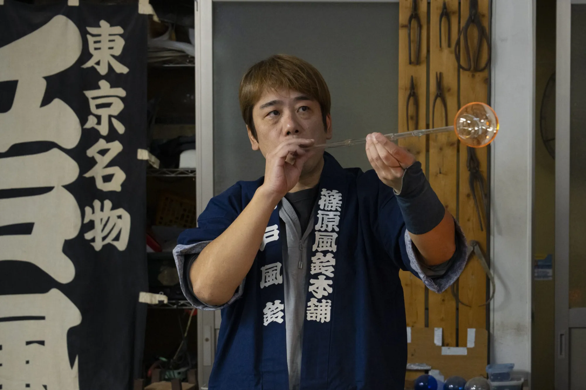 ガラスを吹いて膨らませる「笛吹き」技法。ガラスの温度は1300度もの高温。