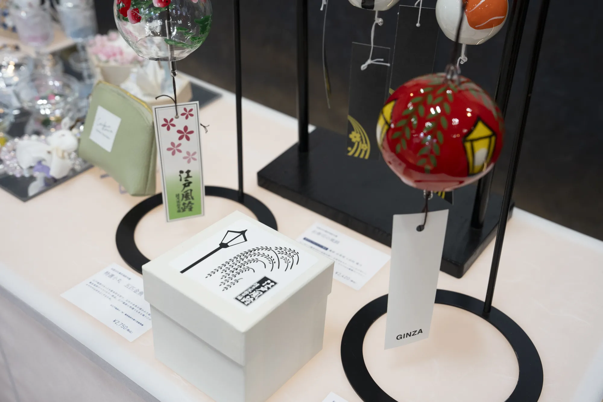「GINZA」の文字を入れた短冊や、風鈴のデザインを取り入れたイラスト付きの外箱にもこだわった。