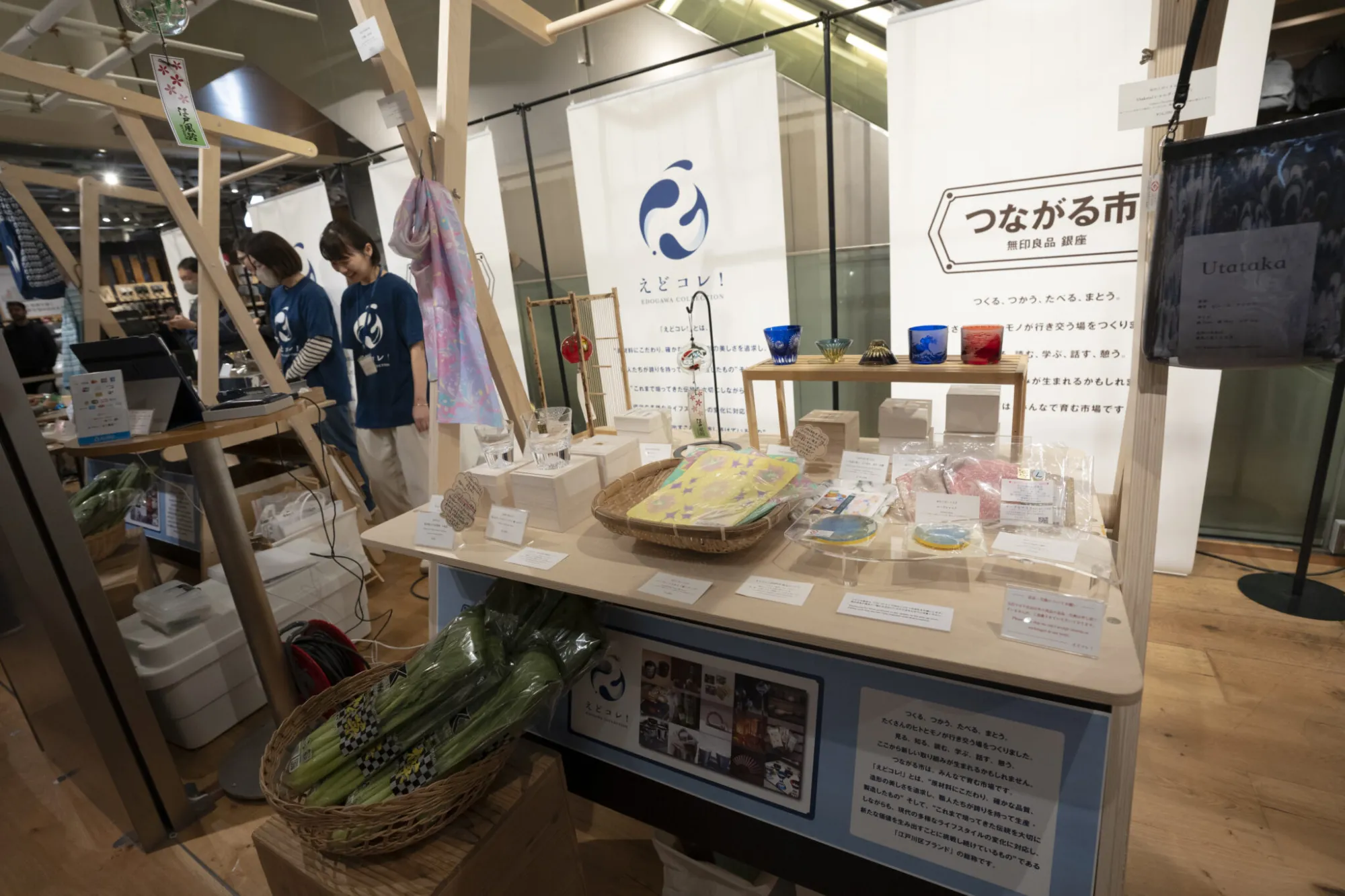 K&K farmの小松菜（手前）が大人気。中金硝子総合株式会社による江戸硝子のグラス（奥）は、外国人観光客への売れ行きが上々の様子。