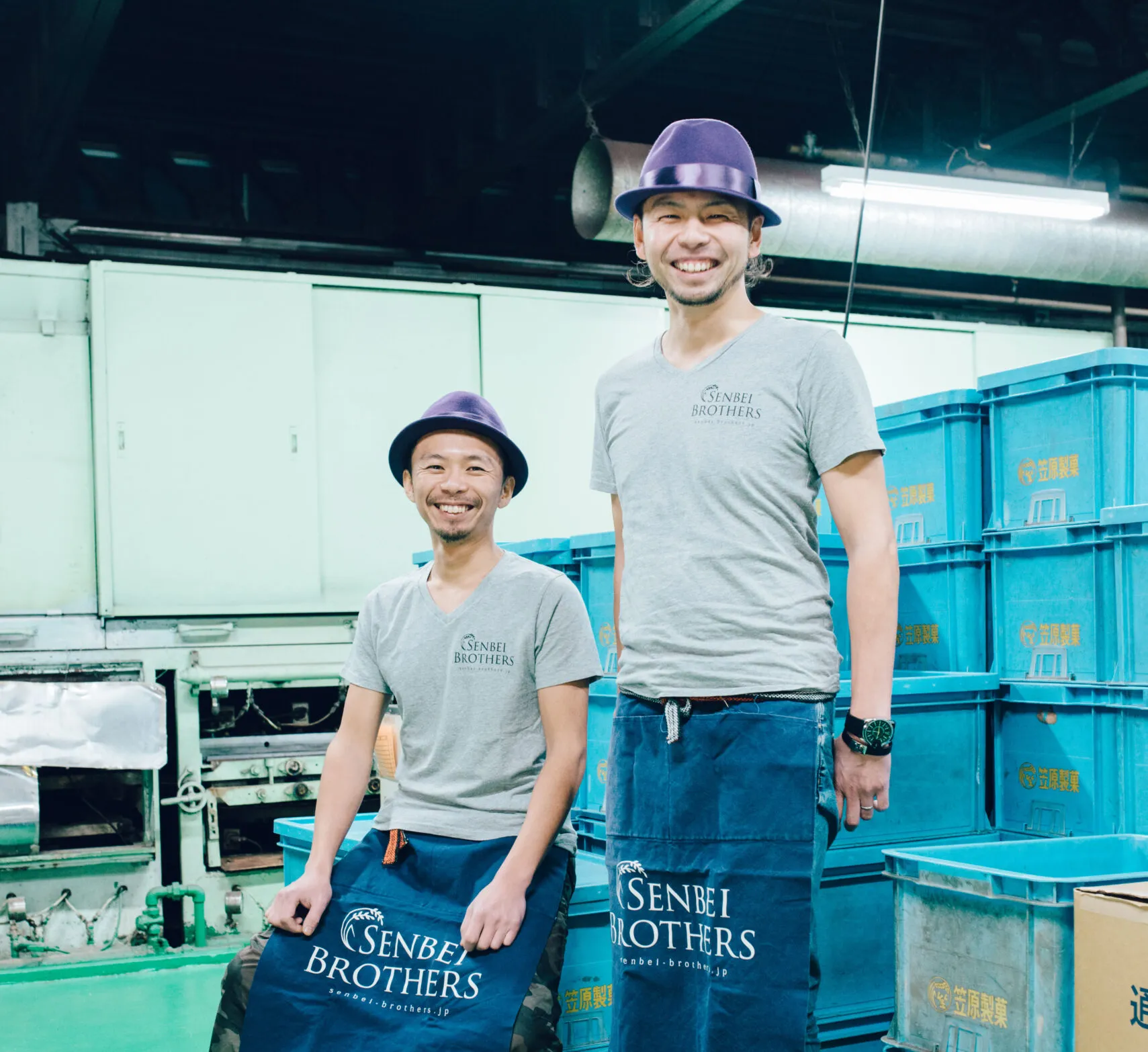 お話を聞かせてくれたのは、笠原製菓の4代目社長・笠原健徳さん（右）。弟の笠原忠清さん（左）は工場長として製造と品質管理を一手に担当している。