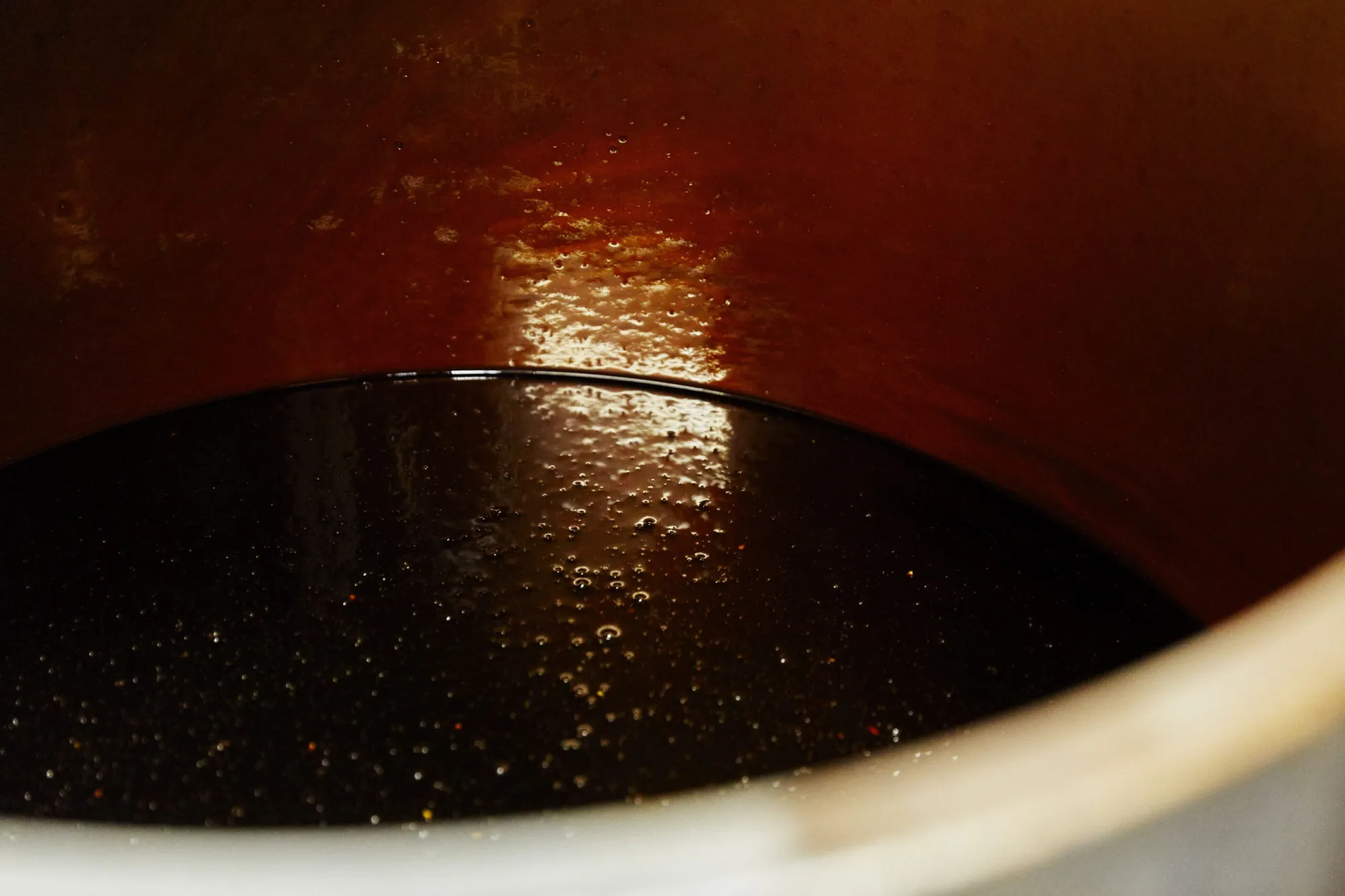 原材料へのこだわりも特徴で、醤油は300年の歴史を持つ茨城県の老舗から取り寄せる。生地は、素焼きの状態でも米の甘みが感じられるよう、質の高い「くず米」を原料に用いる。写真：nice things.