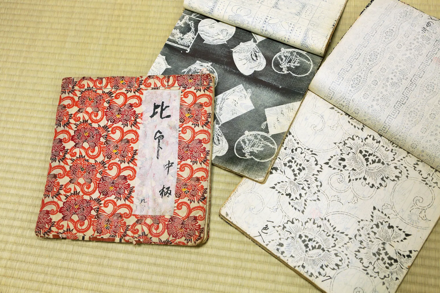 工房に保管されている膨大な型紙の柄を和紙に刷って整理してある見本帳。何度もめくられたであろう紙の味わいが、長い歴史を感じさせる。