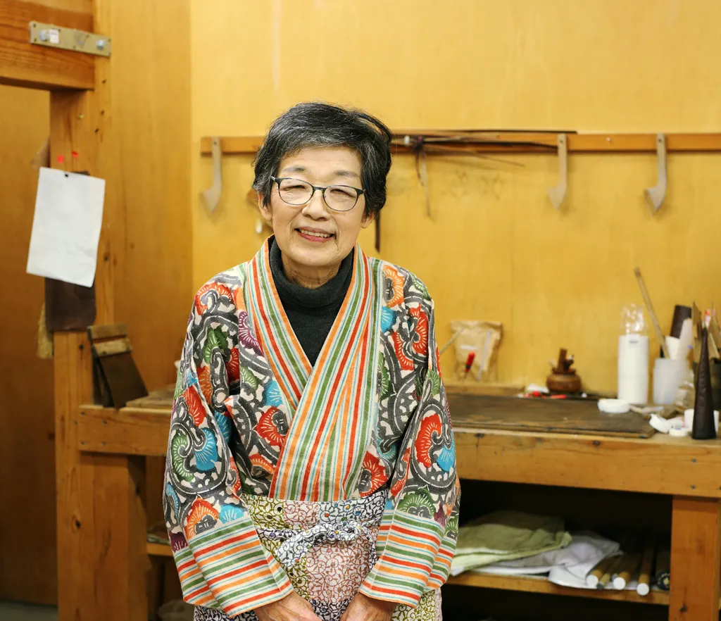 落ち着いた口調で「三橋工房」のこれまでについて語る三橋京子さん。優しい笑顔が印象的だが、工房に立って染めの準備を始めると、その穏やかな面差しが職人らしい凜とした表情に変化する。