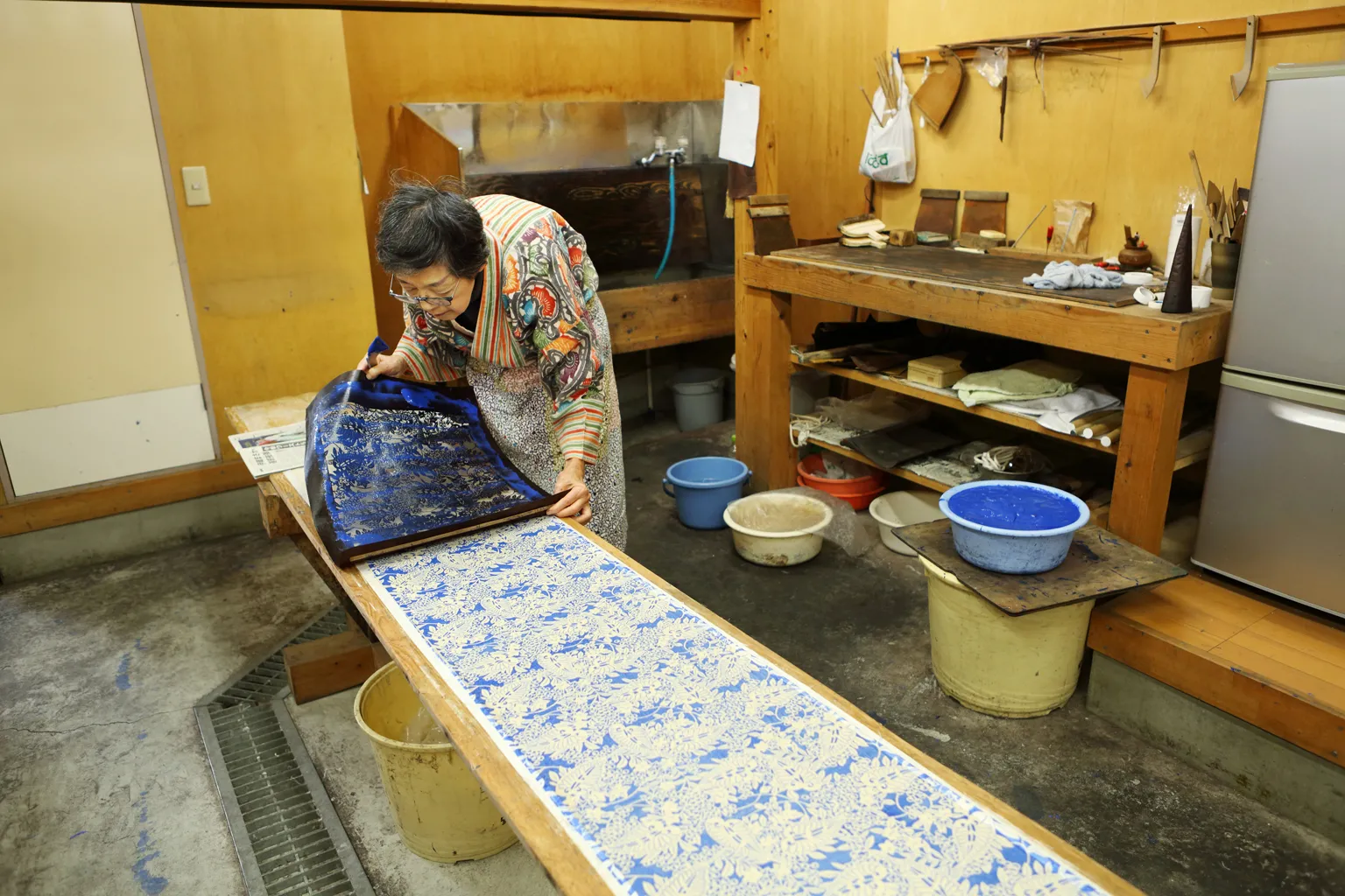 目印があるとはいえ、しなる型紙を狙った場所に的確に置くのは難しいはずだが、三橋さんの手さばきは鮮やかだ。柄の連続性が美しく保たれていく様子は圧巻。