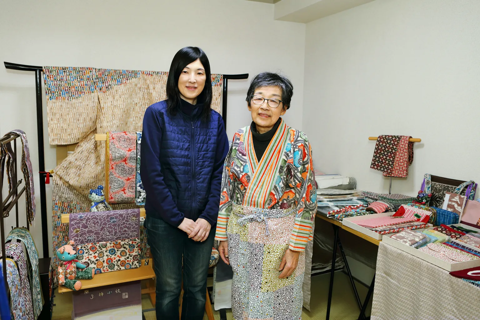 7代目修行中の松本延子さん（左）。「親子ですからよくケンカもしますけど、焦らずにがんばってほしいですね。一緒に工房を盛り立てていけたら」と6代目の三橋京子さんは微笑む（右）。