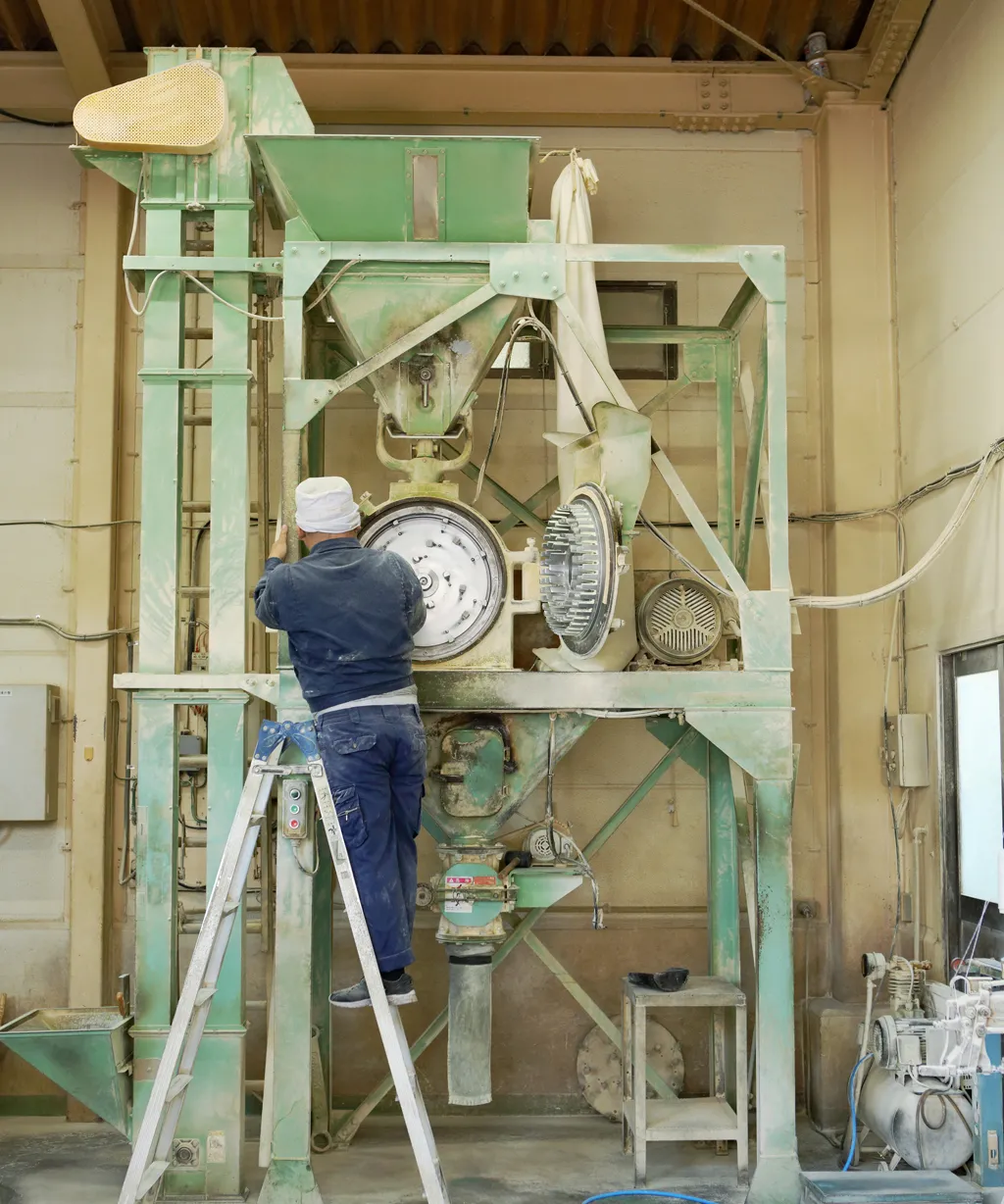 焙煎した大豆をきな粉へと加工する巨大な製粉機。刃が取り付けられている中央の円部分を定期的にメンテナンスすることで、きめ細かくなめらかな口当たりを実現している。