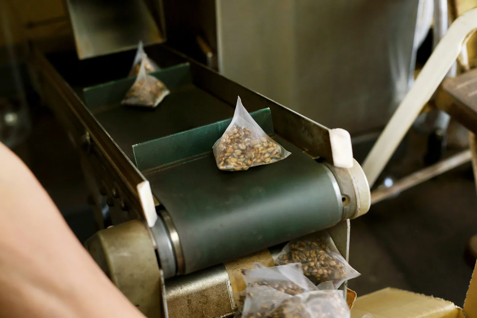 石窯で六条大麦を二度焙煎する煮出し麦茶「つぶまる®」シリーズ。環境に優しい植物由来の「ソイロン」フィルターで包んだ「つぶまる®（ソイロン）」はお湯を注ぐだけでも麦茶を楽しめる商品だ。