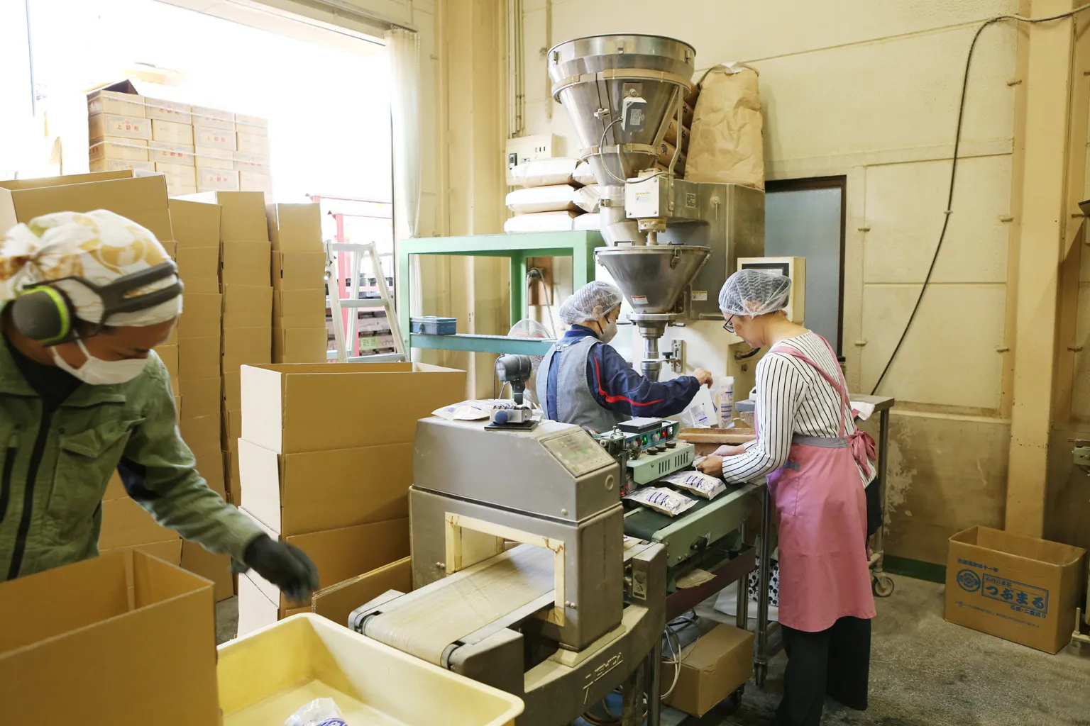 焙煎したきな粉は工場内にある加工場で粉状に挽き、すぐにパッケージに入れて出荷する。まさに “煎りたて・出来たて” だ。