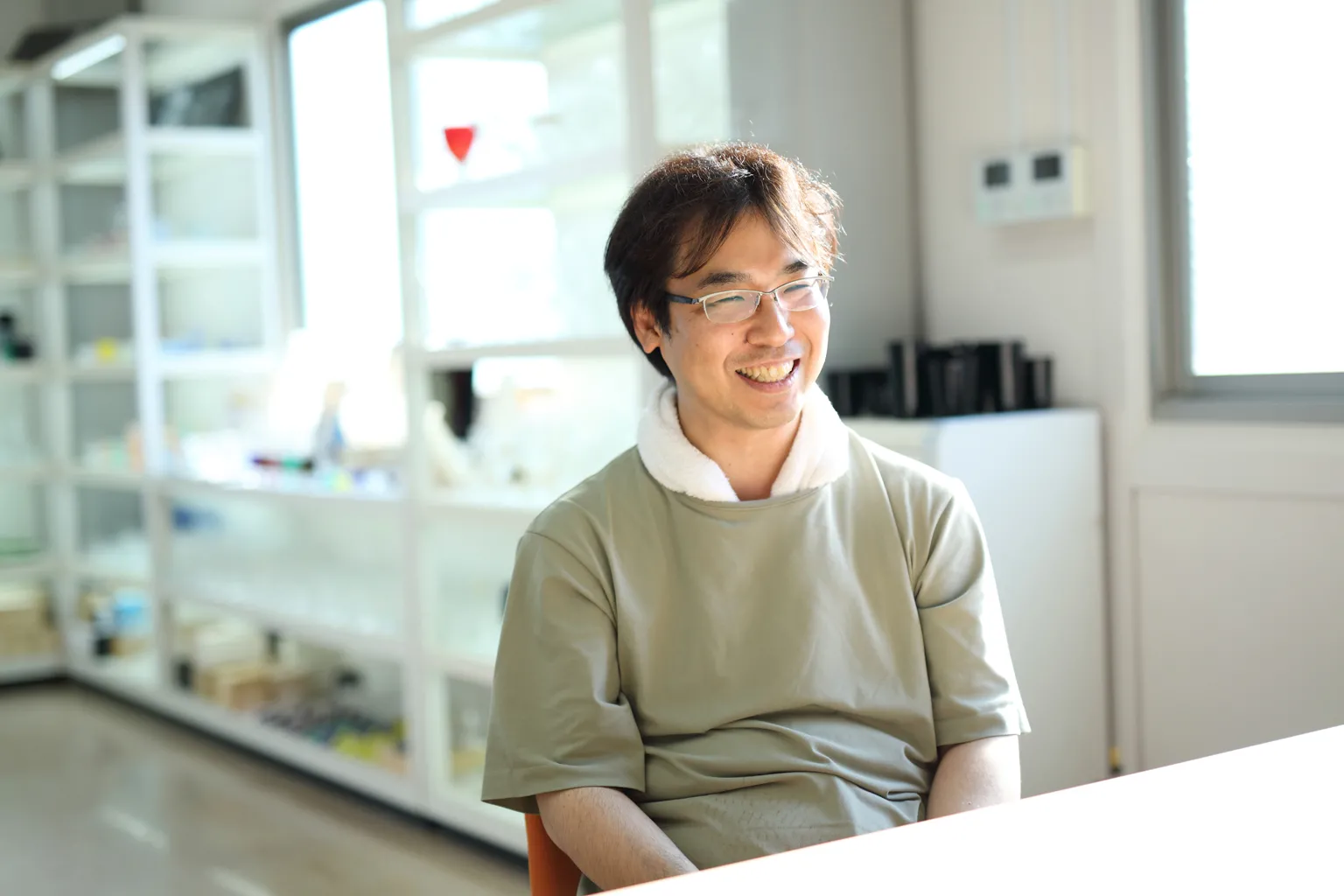 「ガラス屋は朝早いので、父親の車に乗って6時には工場に着き、僕は祖母と朝ごはんを食べた後、祖父に保育園まで送ってもらっていました」と幼き日々を振り返る田嶌さん。