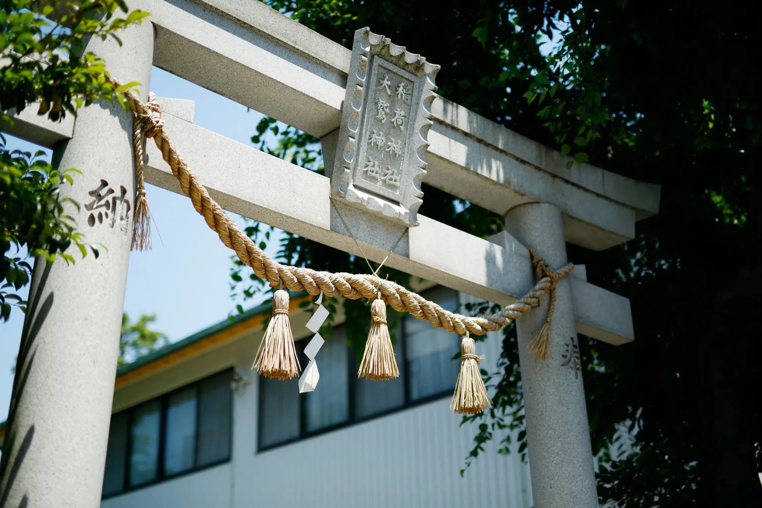 社屋からすぐの場所にある「小岩稲荷神社」のしめ縄も、「縄忠」が手がけたもの。