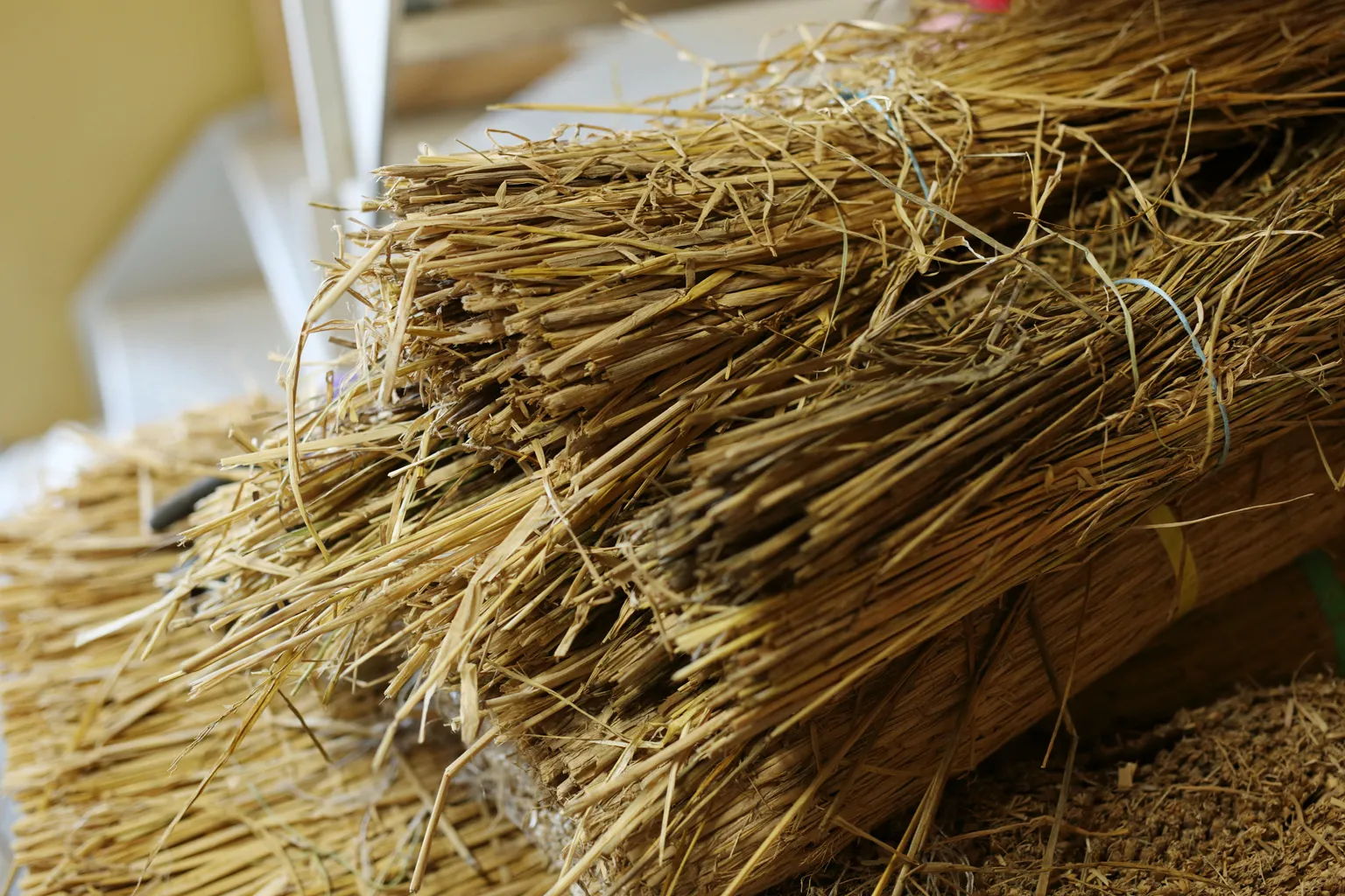 稲作の副産物として生まれる「わら」は、縄やむしろ、わらじといった生活の実用品に加工されるほか、燃料や家畜の飼料など日本の暮らしにさまざまな形で利用されてきた。