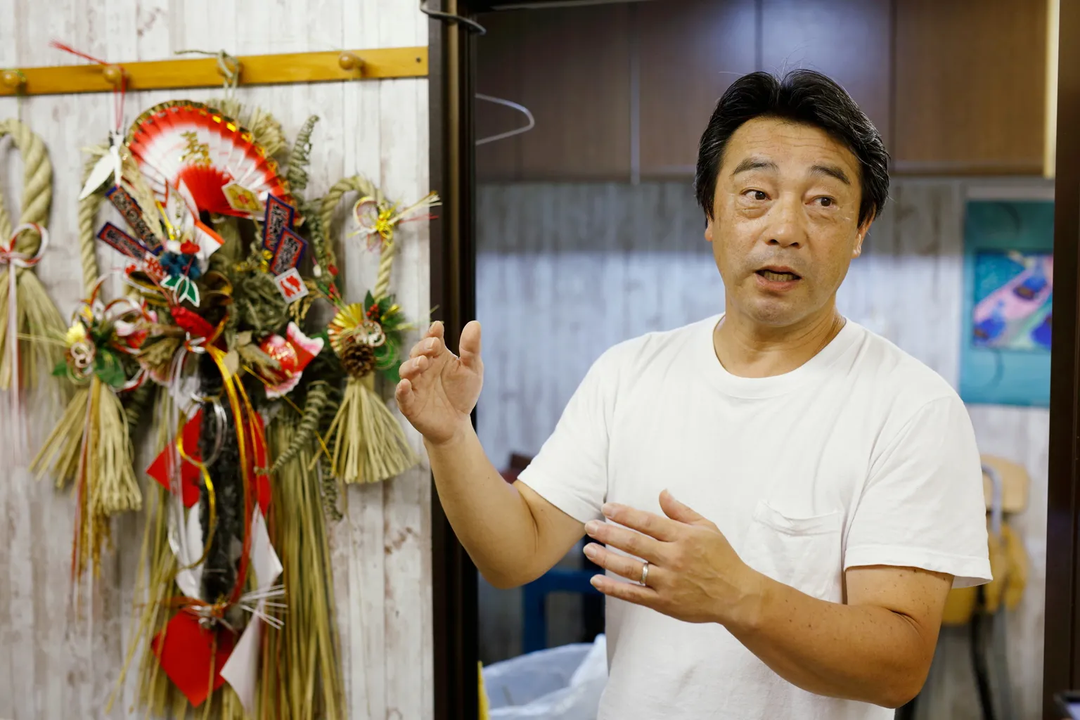 神社用の大きなしめ縄から、お正月の玄関に飾るしめ飾りまで、岸野家では、代々田植えや稲刈りを行いながら国産のしめ縄を作ってきた。
