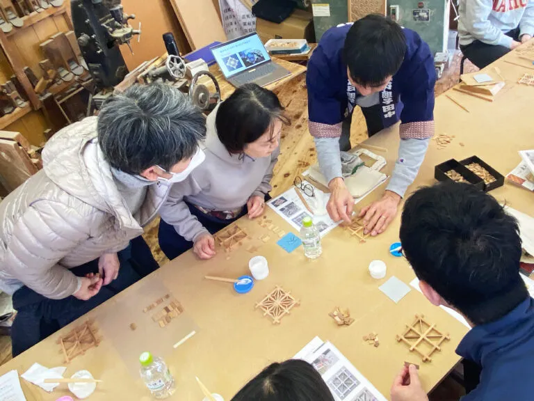 田中さんによる実演を見つめる参加者たち。