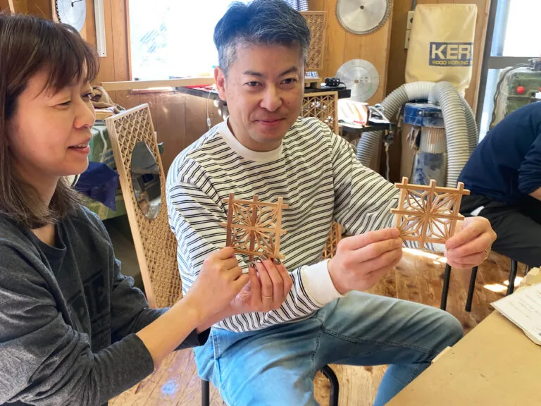 完成した組子コースター。西葛西から訪れた、細かな作業が好きという2人組は「小さなパーツが木枠にピッタリとはまることに感動しました」と話していました。