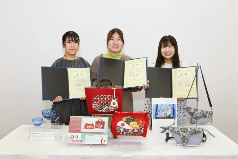 （左から）えどがわ賞を受賞した志村江栞果さん、教員賞を受賞した井指 楓さん、尾江穂乃華さん。