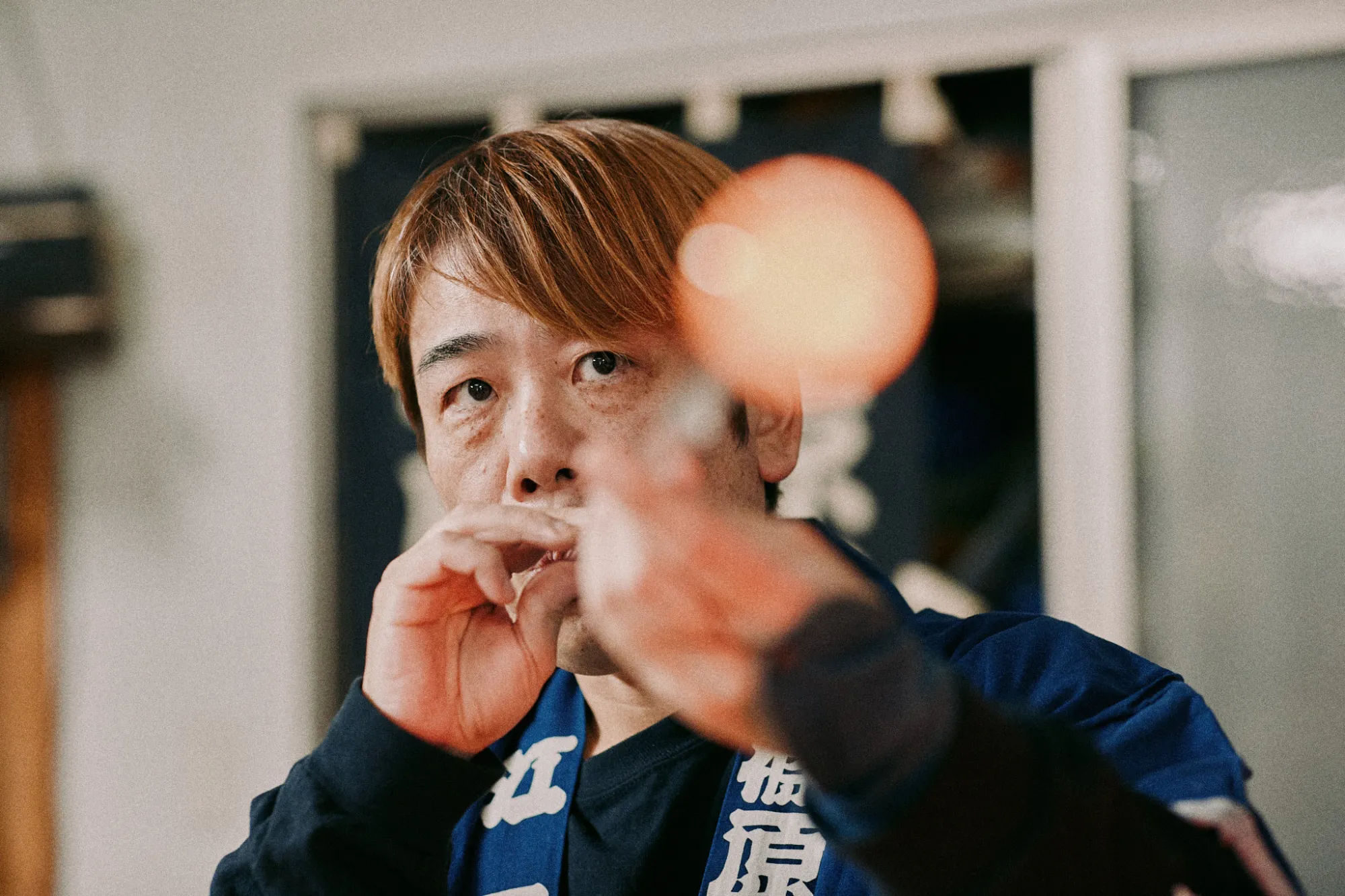 「一見簡単そうに見えますが、ガラスが冷めない1～2分 のうちにきれいな丸を作るのは本当に難しいんです」と惠美さん。