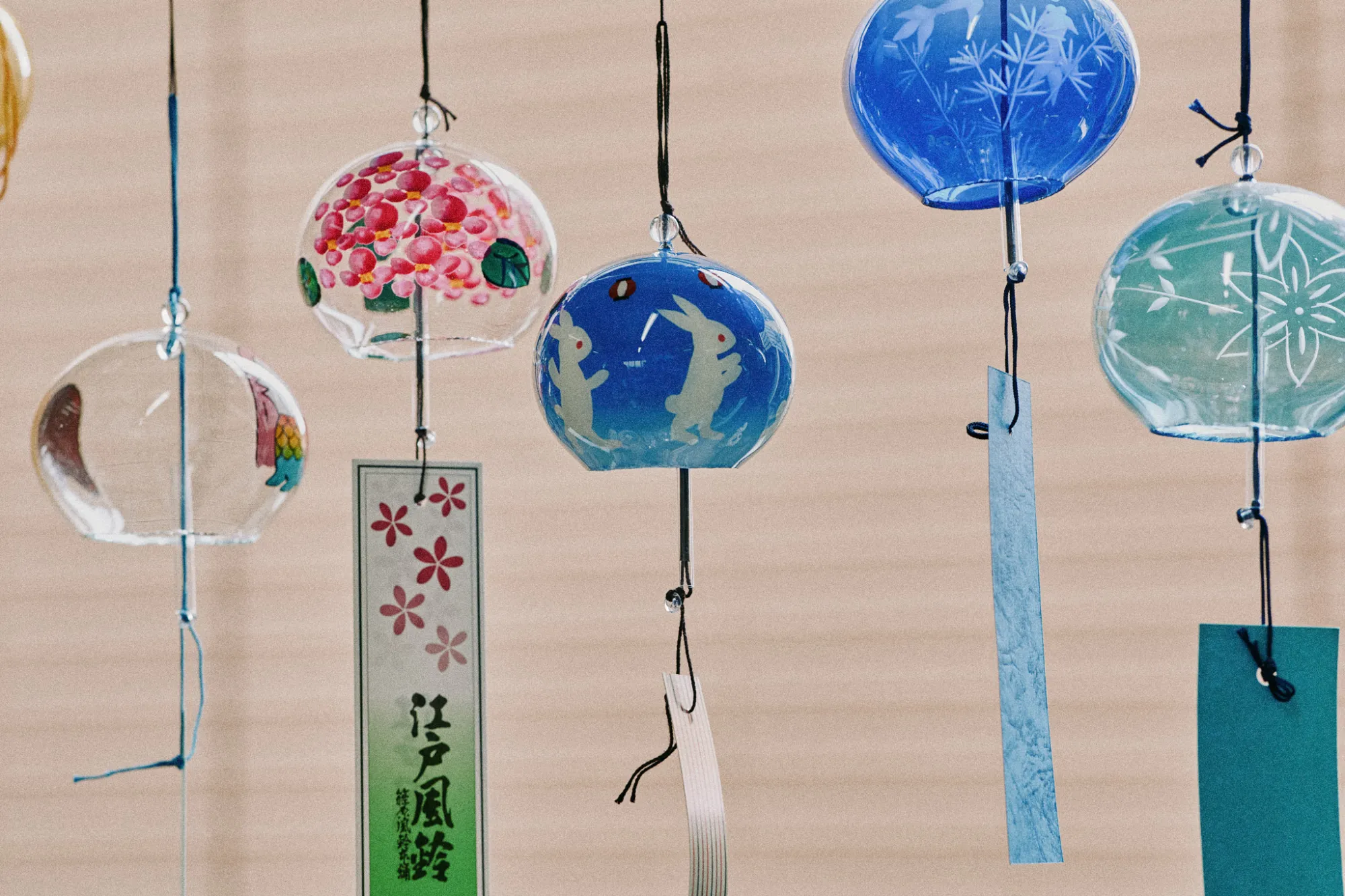 中央の「うさぎの盆踊り」は、現代のライフスタイルに合った伝統工芸品を生み出す江戸川区のプロジェクトによって、美大の学生とコラボレーションして生まれた柄。